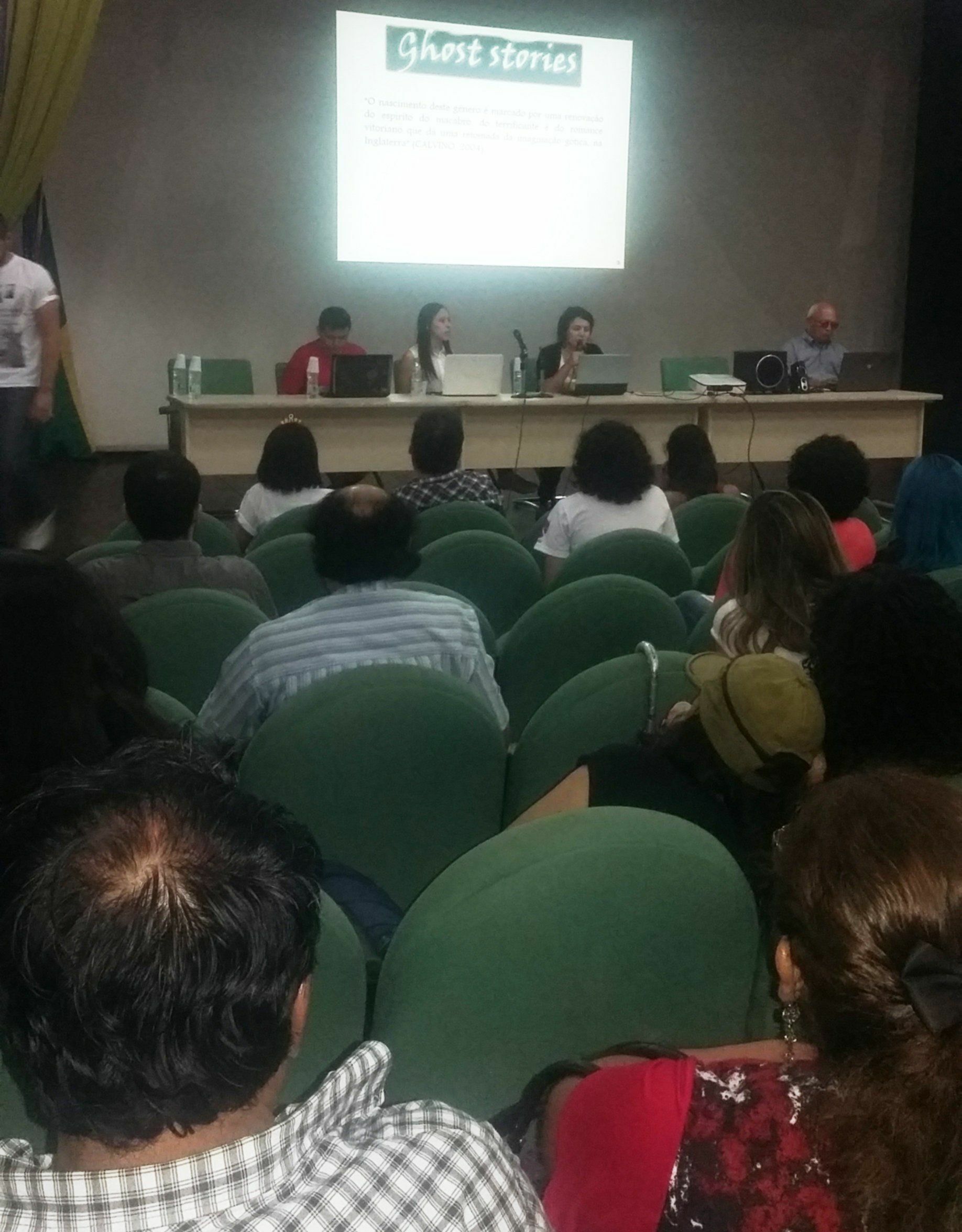 Mesa redonda teve debate entre mestrandos do PPGL